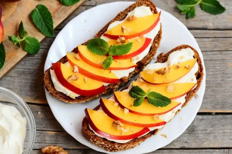 Tostadas de pan integral con queso descremado, fruta con cáscara y frutos secos. Como desayuno o merienda, te genera energías. 