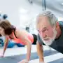 Cómo marcar la cintura y fortalecer la espalda con estos simples ejercicios