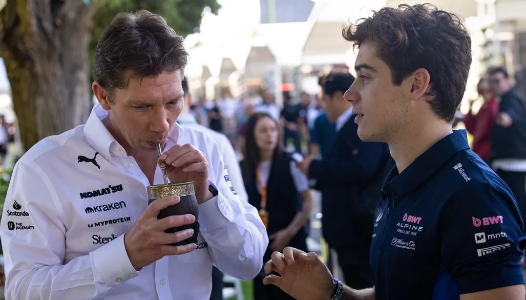 REENCUENTRO. Franco Colapinto comparte un mate con James Vowles, jefe de Williams.