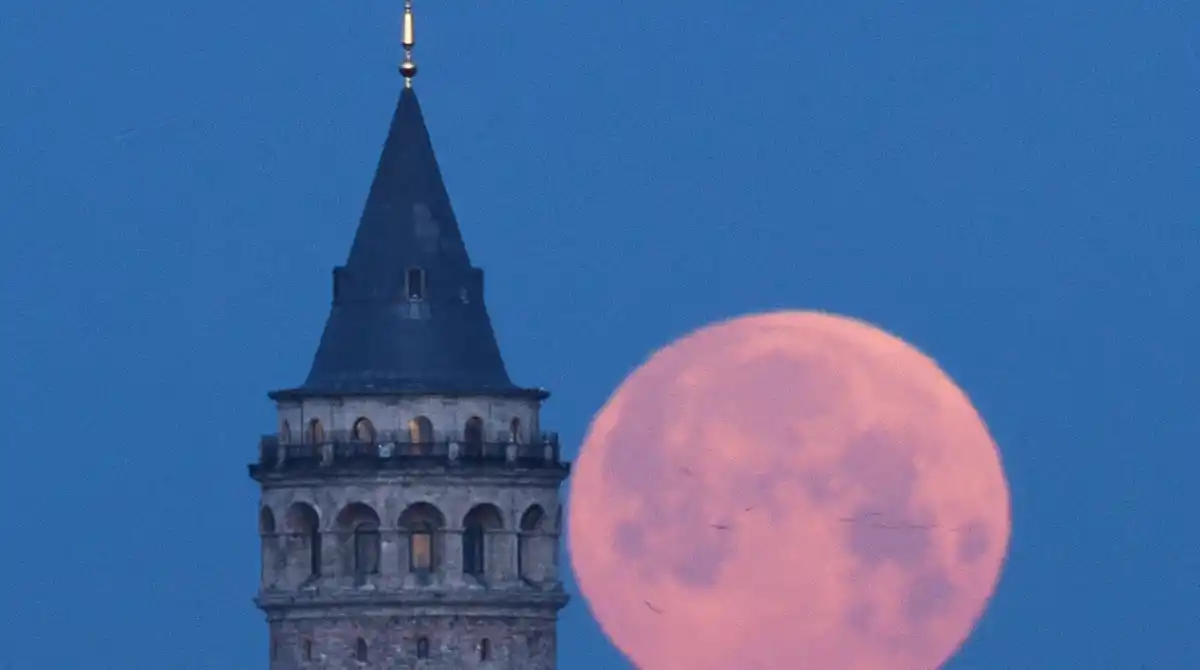 La Luna vista junto a la Torre de Gálata en Estambul (Turquía). Dilara Senkaya (REUTERS/El País)