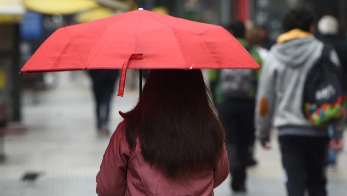 PARAGUAS Y ABRIGO. Las primeras horas las tucumanas y tucumanos deberán salir preparados para un viernes demasiado otoñal.