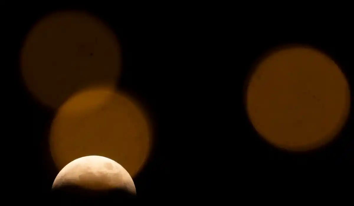 El eclipse lunar visto sobre la ciudad de Seattle (EE UU). Lindsey Wasson (AP/El País)
