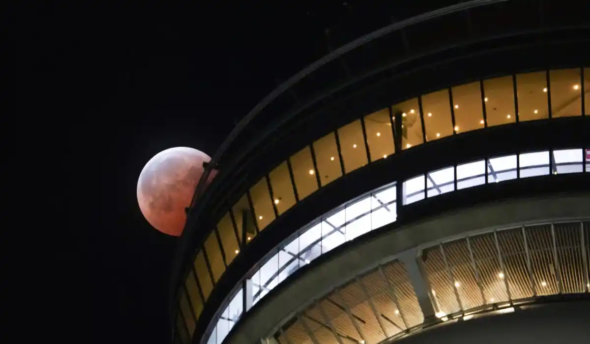 El eclipse lunar visto sobre la CN Tower en Toronto (Canadá). Arlyn McAdorey (REUTERS/El País)