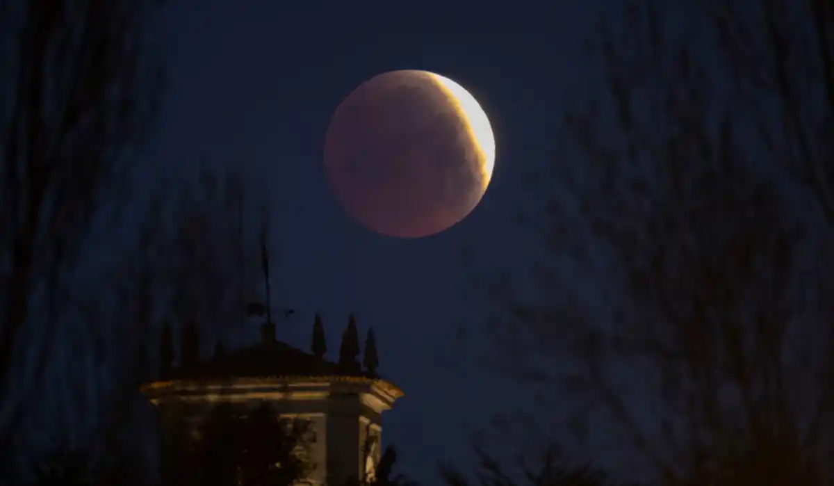 La Luna poco antes del eclipse total vista sobre la ciudad Santiago de Compostela en A Coruña (España). Lavandeira jr (EFE/El País)