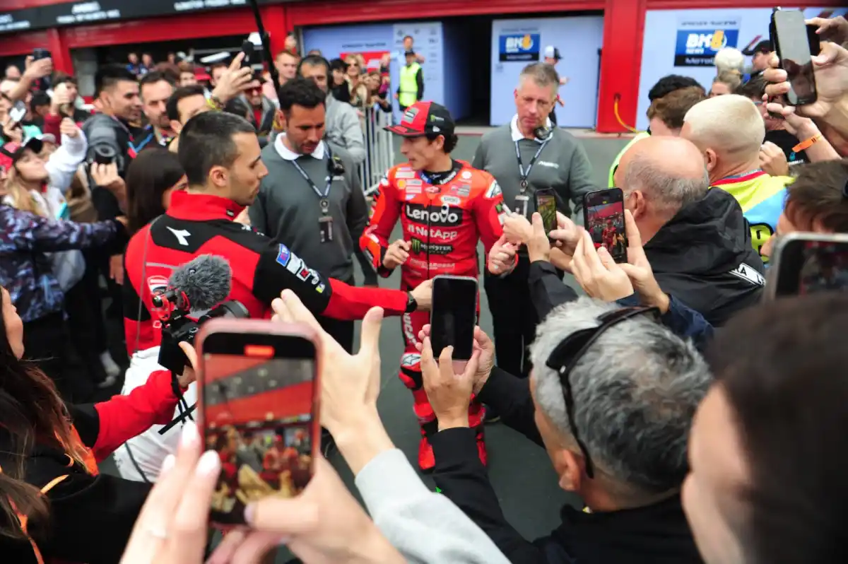 DULCE ESPERA. Los fanáticos se agolparon en la zona del paddock para recibir un recuerdo del español.