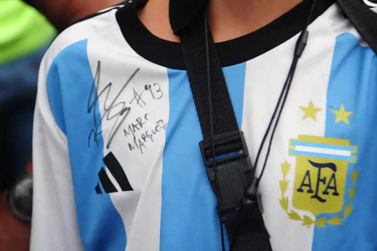 FIRMA. Serafín logró que el español le diese un autógrafo sobre su casaca.