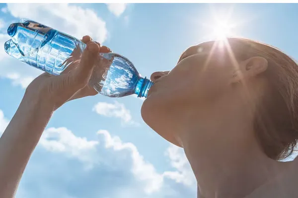 ¿Tomar agua tibia en ayunas puede ayudar a bajar de peso?