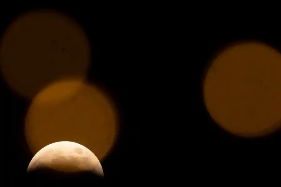 El eclipse lunar visto sobre la ciudad de Seattle (EE UU). Lindsey Wasson (AP/El País)
