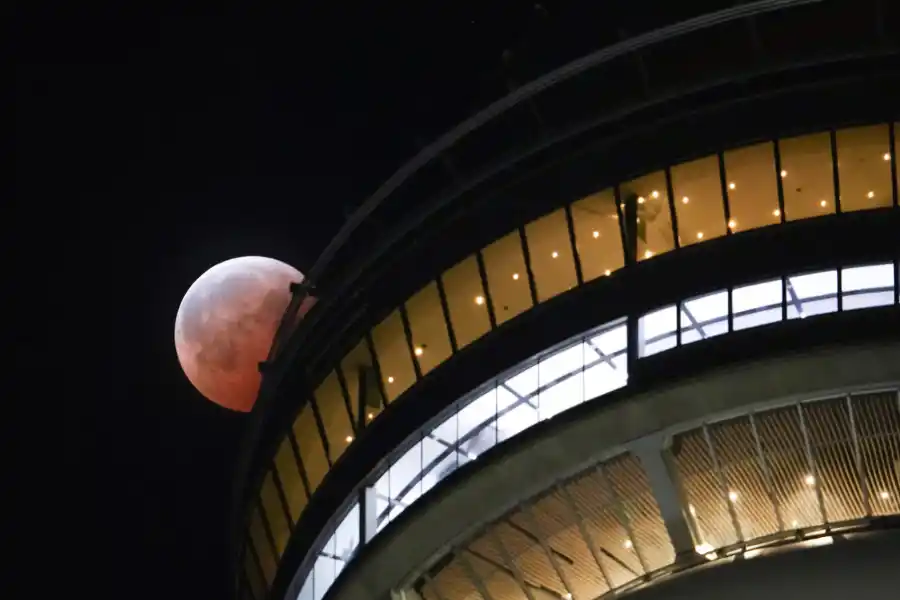 El eclipse lunar visto sobre la CN Tower en Toronto (Canadá). Arlyn McAdorey (REUTERS/El País)