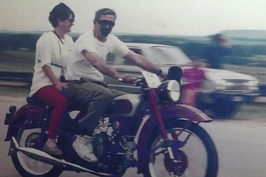 GRAN PASIÓN. Orlando y Norma en uno de sus tantos viajes en moto.