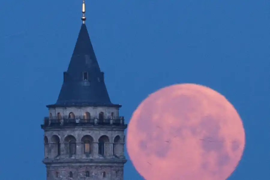 La Luna vista junto a la Torre de Gálata en Estambul (Turquía). Dilara Senkaya (REUTERS/El País)