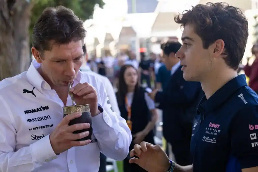 REENCUENTRO. Franco Colapinto comparte un mate con James Vowles, jefe de Williams.