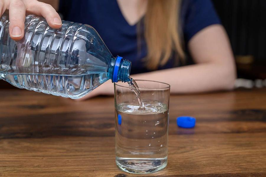 ¿Tomar agua tibia en ayunas puede ayudar a bajar de peso?