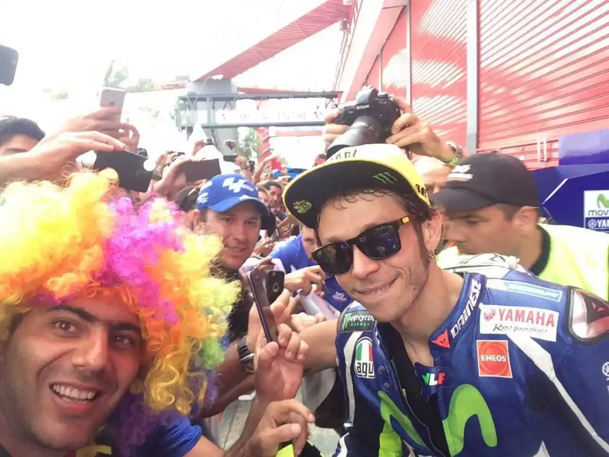 Es fanático de Valentino Rossi, se hizo un tatuaje y nombró a su hija Valentina en homenaje al italiano