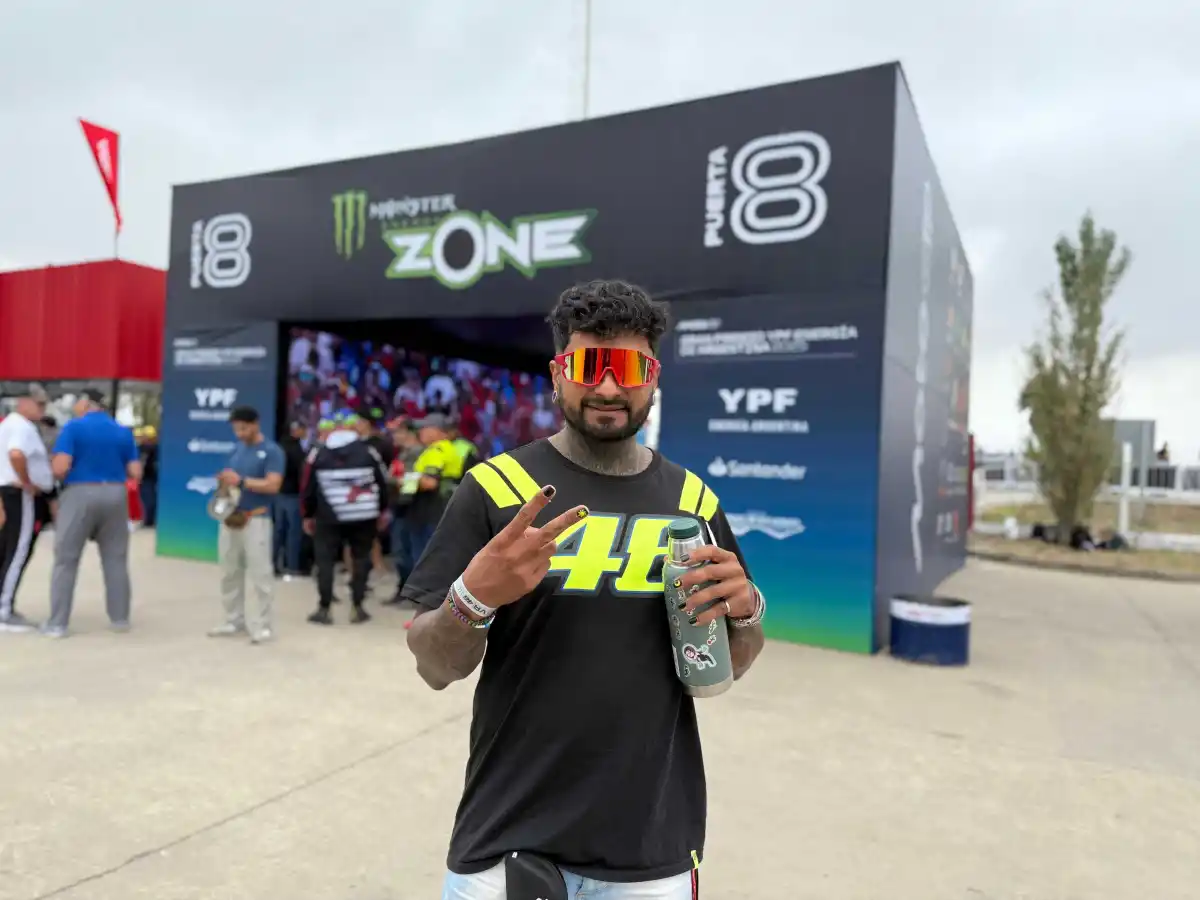 Es fanático de Valentino Rossi, se hizo un tatuaje y nombró a su hija Valentina en homenaje al italiano