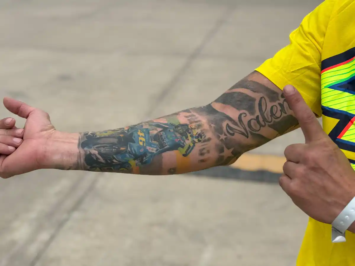 Es fanático de Valentino Rossi, se hizo un tatuaje y nombró a su hija Valentina en homenaje al italiano