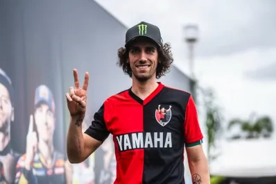 Un piloto español del MotoGP decidió inmortalizar en su casco a Diego Maradona: Es todo un honor