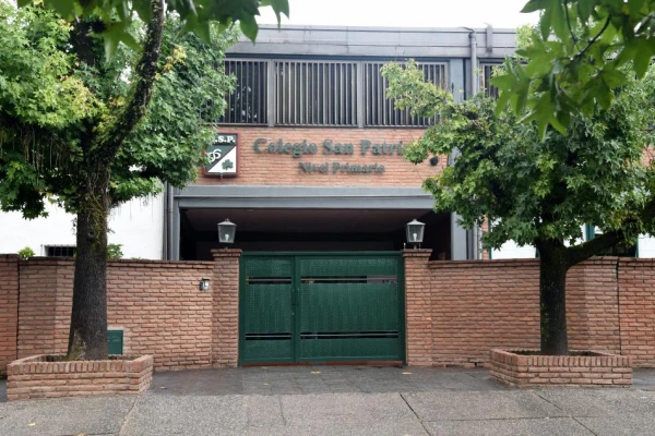 Respaldos y críticas al pedido de “ropa adecuada” a madres y padres de alumnos