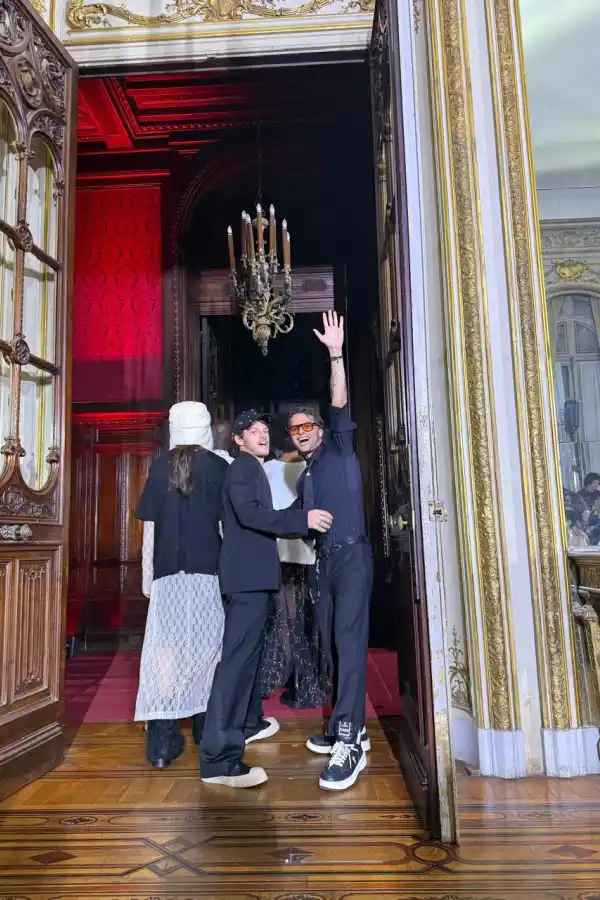 Mika y Luca Bonomi saludando en el cierre del desfile.