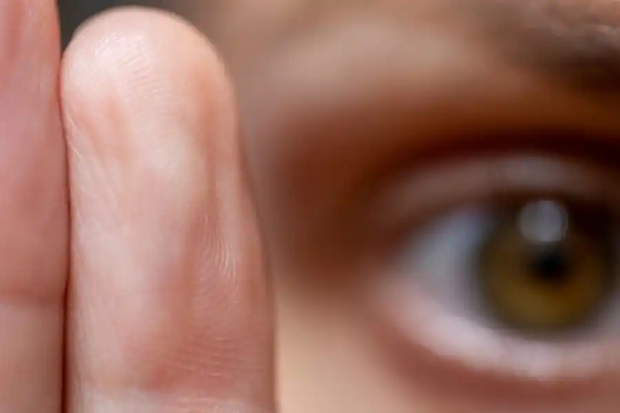 El Alzheimer puede manifestarse como problemas de control del movimiento ocular. (Laurence Soulez/Canva/Science Alert)