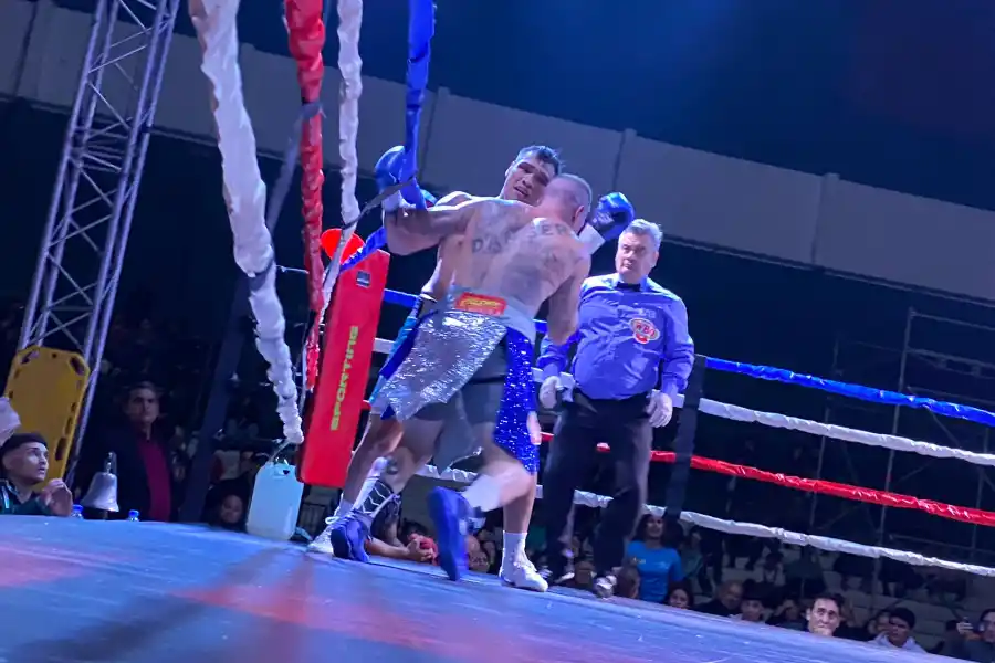 EMPUJE. Luis ataca a golpes a Casalicchio que se defiende como puede. FOTO DANIEL CORONEL