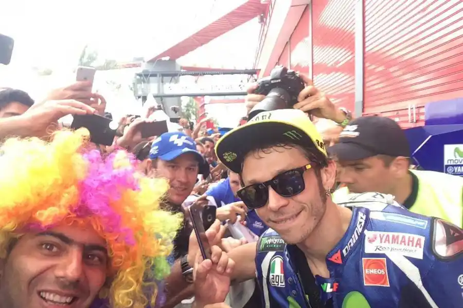 Es fanático de Valentino Rossi, se hizo un tatuaje y nombró a su hija Valentina en homenaje al italiano