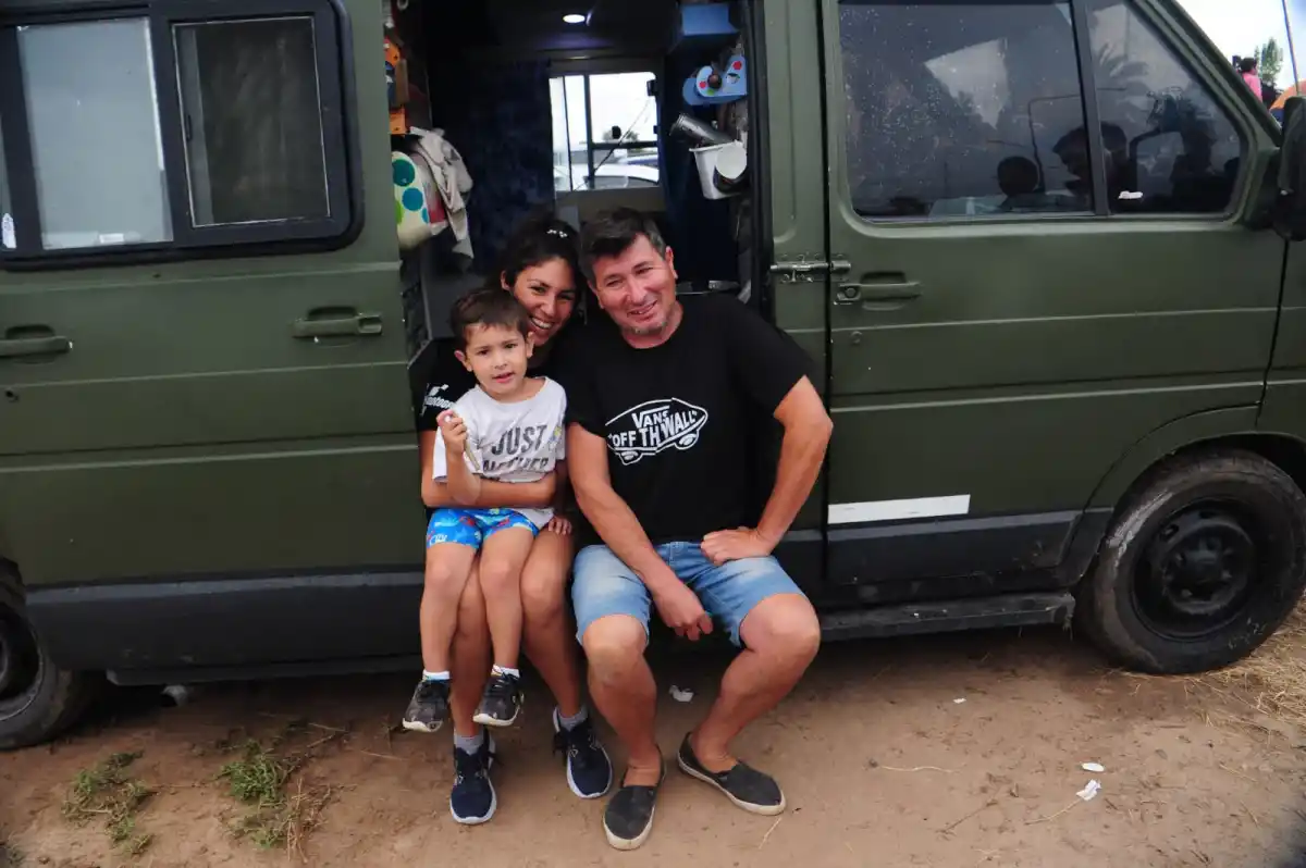 UN ESTILO DE VIDA. La familia Ávila-Ola posa en la que consideran su segunda casa.