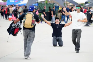 Rodillas al suelo y manos al cielo: el festejo de unos fanáticos que cumplieron su sueño en el MotoGP