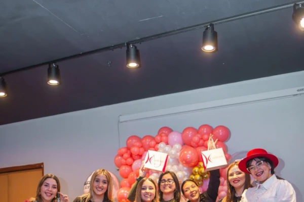 La fiebre del color que está revolucionando las uñas en Tucumán