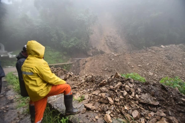 Por las lluvias, sigue cortado el camino al cerro San Javier