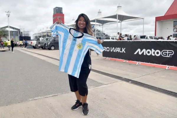 Lágrimas y firmas en el MotoGP: el encuentro de una fanática con sus ídolos