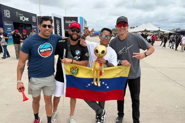 El viaje interplanetario de unos venezolanos en el MotoGP: 7.200 km junto a su marciano