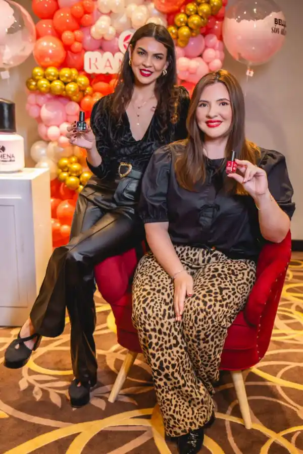 LA PROPIETARIA. Guadalupe Acosta (sentada) impulsa el producto.