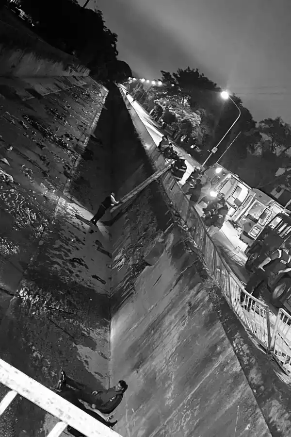 CON UNA ESCALERA. Los bomberos trabajaron dos horas en el lugar para socorrer a los jóvenes.