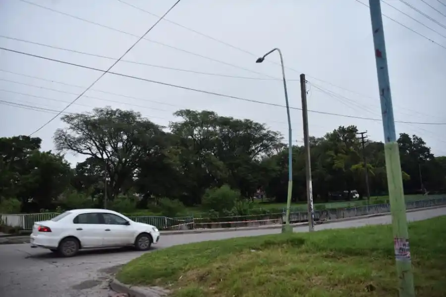 MUCHOS IMPACTOS. El poste de luz torcido por los choques que recibe.