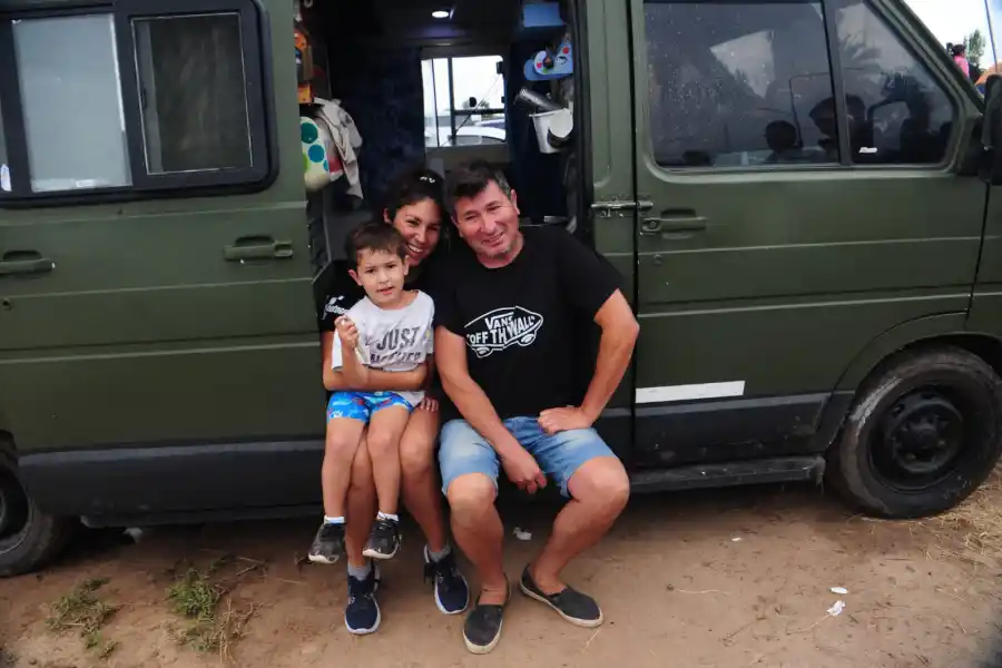 UN ESTILO DE VIDA. La familia Ávila-Ola posa en la que consideran su segunda casa.