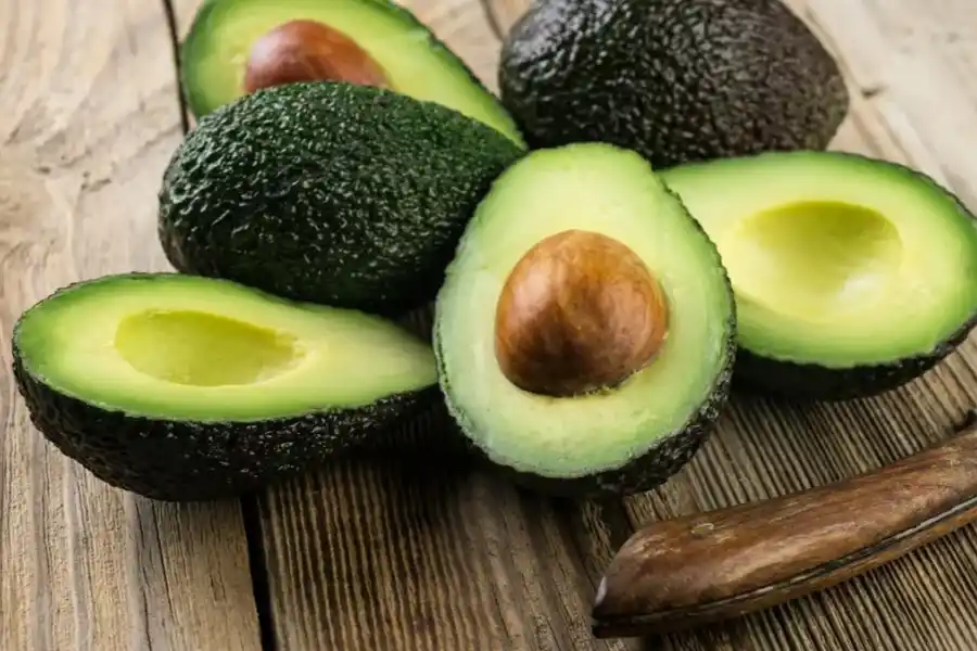 Mezclar cáscara de palta con aceite de coco crea un exfoliante corporal efectivo.