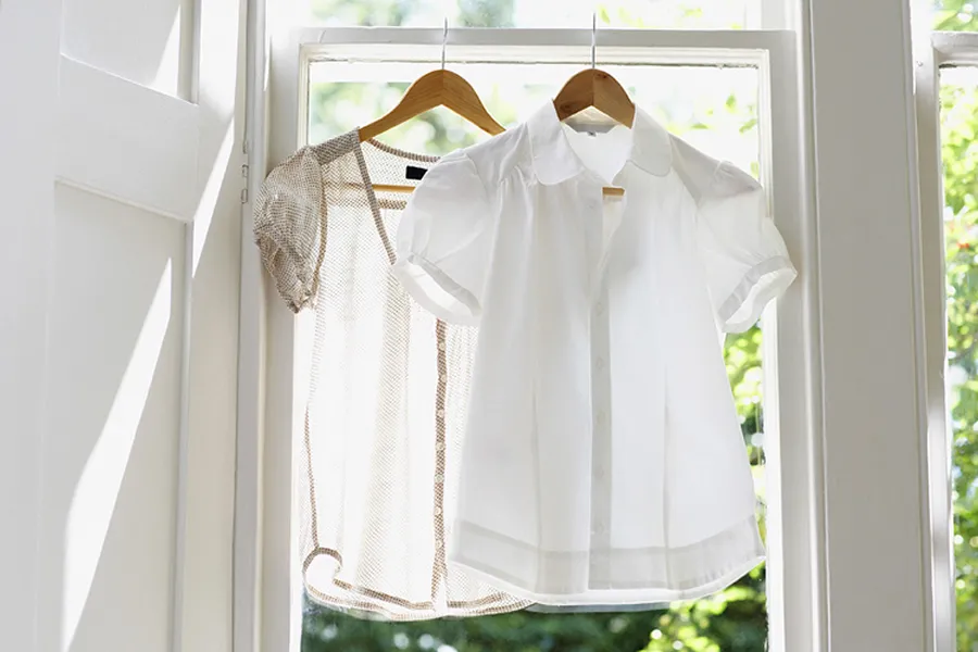 ¿Qué conviene más: colgar las remeras en una percha o en una soga?