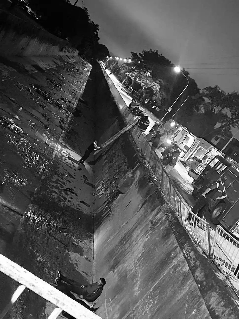 CON UNA ESCALERA. Los bomberos trabajaron dos horas en el lugar para socorrer a los jóvenes.