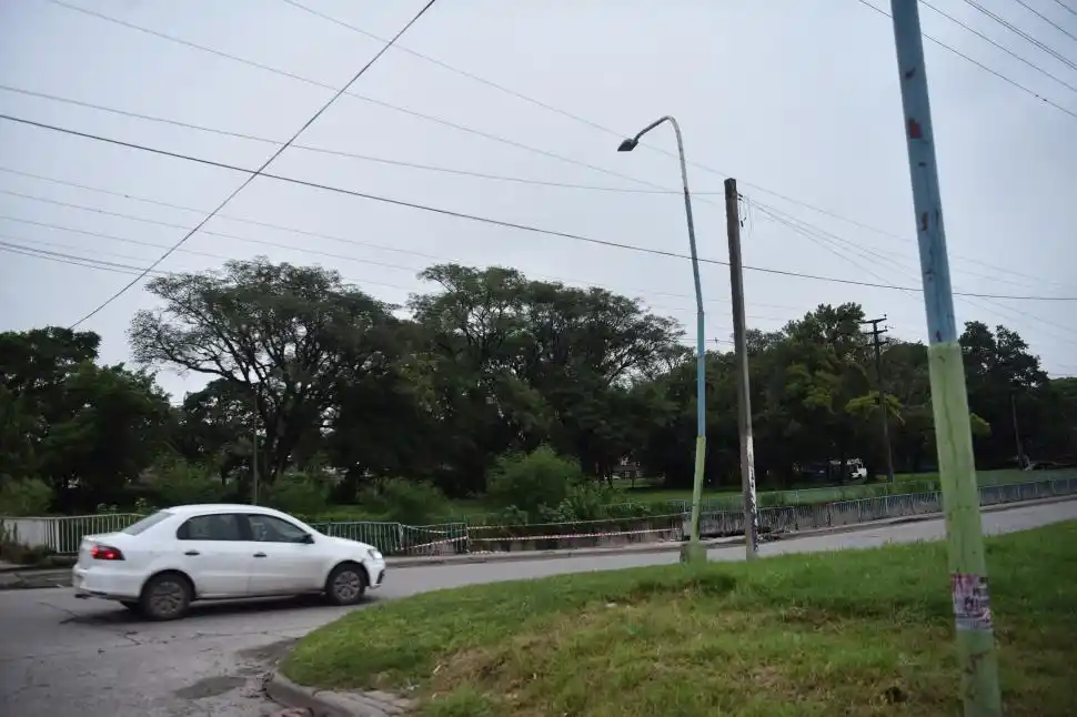 MUCHOS IMPACTOS. El poste de luz torcido por los choques que recibe.