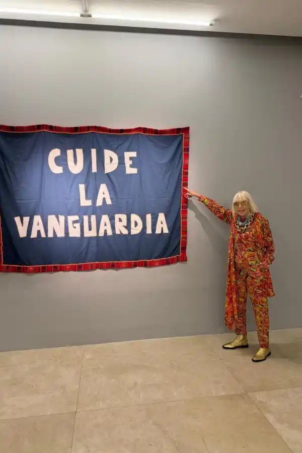 VISITA. Marta Minujín posa con una de las obras más relevantes de la muestra. De 2017, “Cuide la vanguardia”.