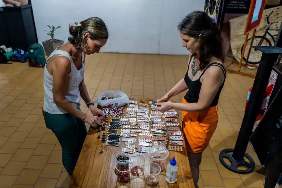 Con el compromiso de toda la comunidad, pudieron juntar más de 20 mil unidades de residuos de medicamentos para reciclarlas y pegarlas a la estructura de Charly García.