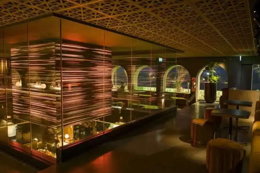 Costa 7070, un espacio multifacético en la Costanera, frente al Río de la Plata.