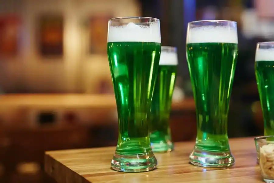 Día de San Patricio: prepará la famosa cerveza verde en casa fácil y rápido