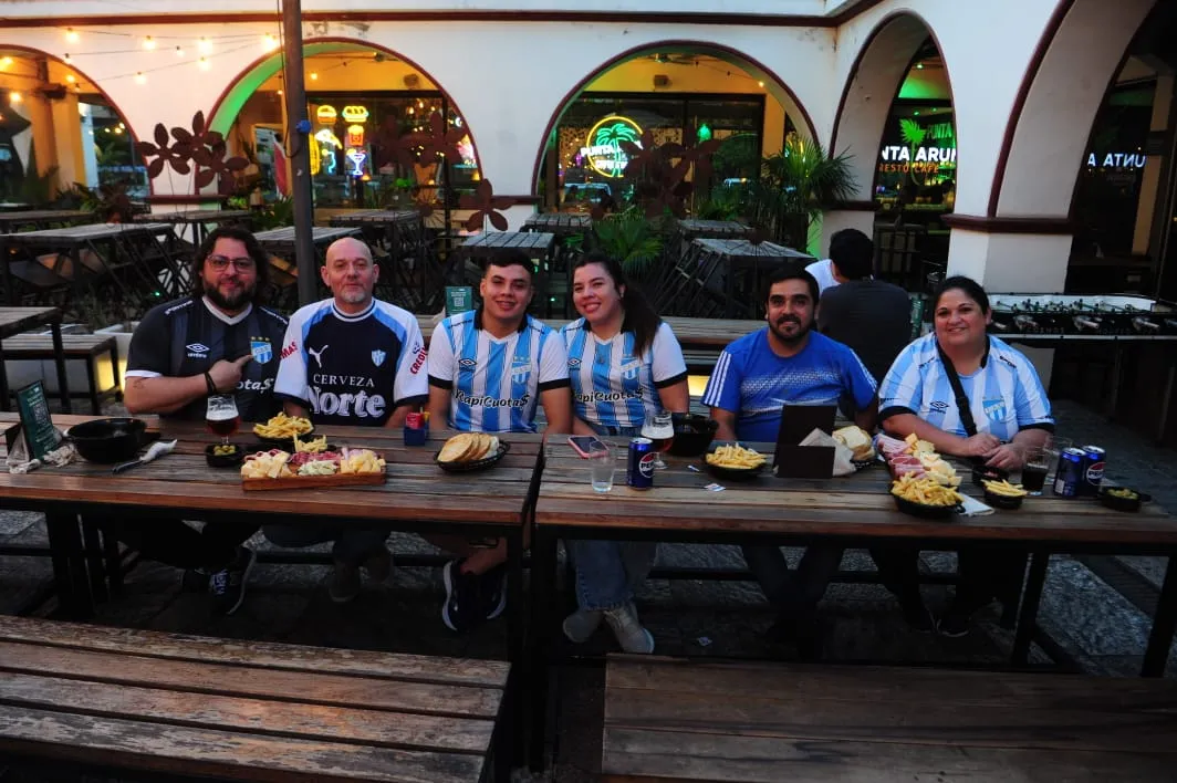 PREVIA DIFERENTE. Los socios Diego Estévez Carrasco, Ariel Pellegrini, Balthazar Pérez, Solana Pérez Amaya, José María Abraham y Gabriela Abraham compartieron pizzas, picadas, papas y cervezas.