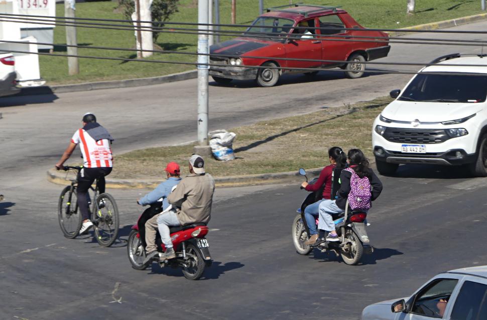 BICIS Y MOTOS. Una postal clásica en las calles de Tucumán.