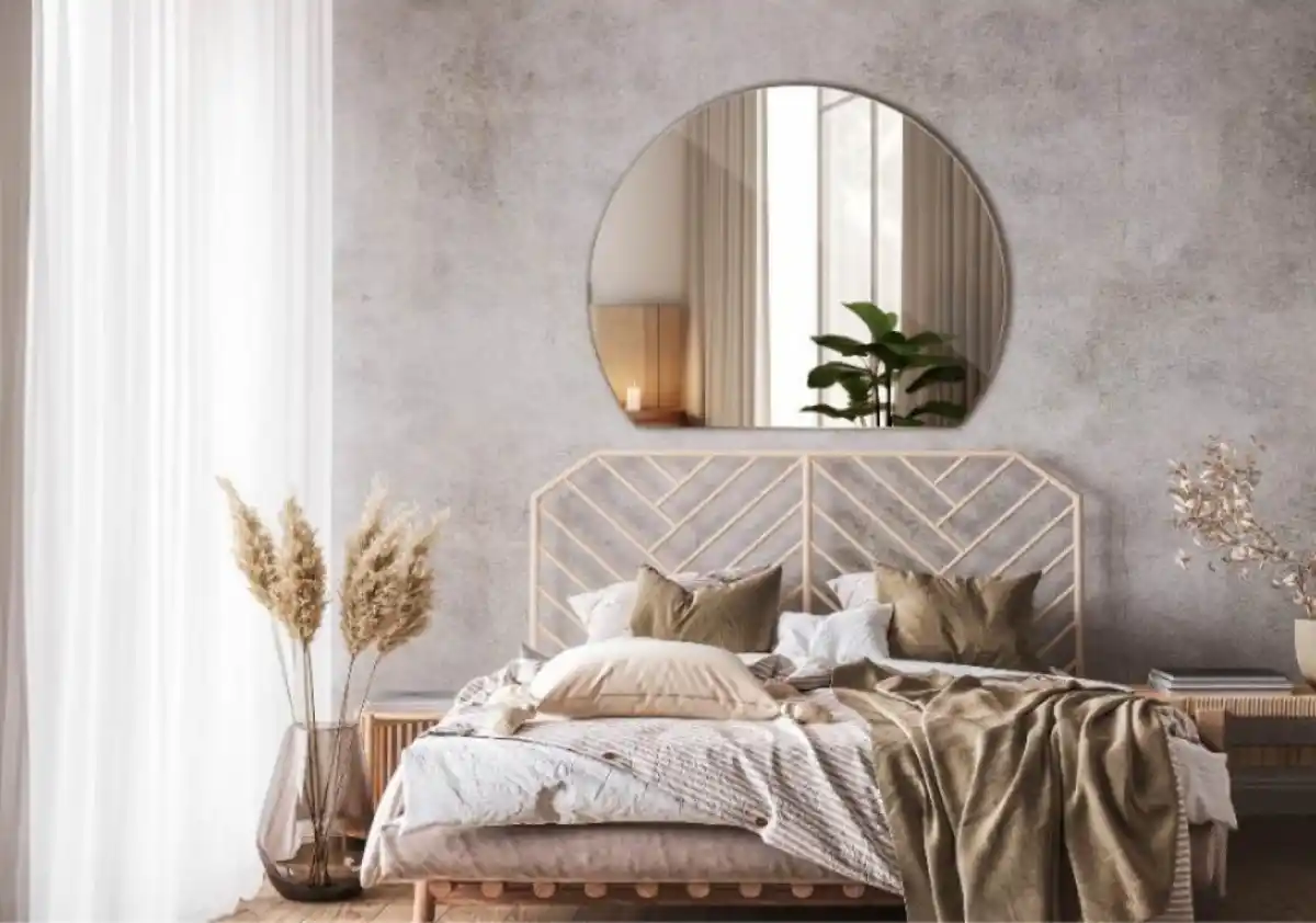 Un espejo cerca de la cama no es buena idea.