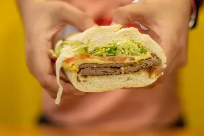 Qué tiene un verdadero sándwich de milanesa tucumano: ¿es posible hacerlo en casa?