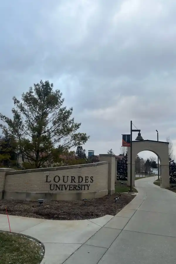 FACHADA. Así es el ingreso a la Universidad de Lourdes.
