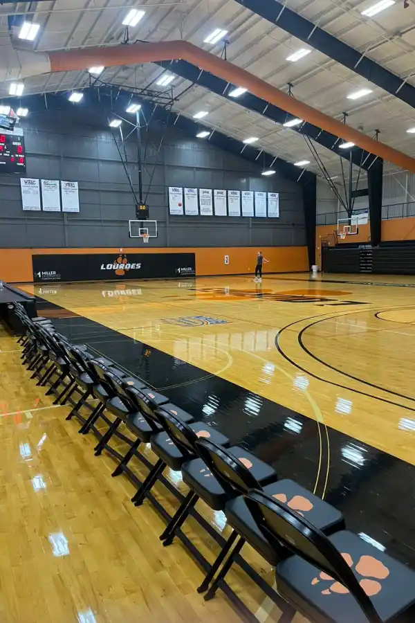 INSTALACIONES DE PRIMER NIVEL. Así es la cancha de básquet de la Universidad de Lourdes.